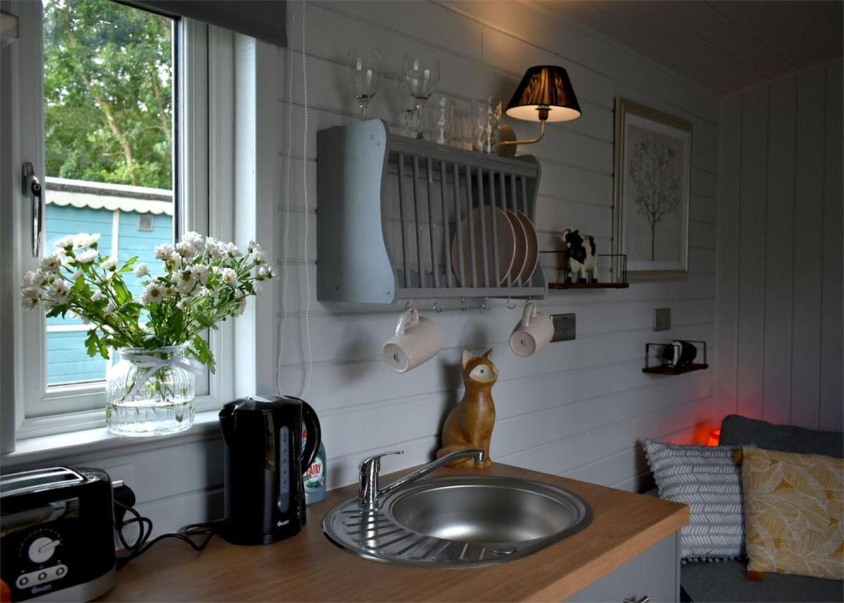Riverview Lodges And Glamping Welshpool Ngoại thất bức ảnh