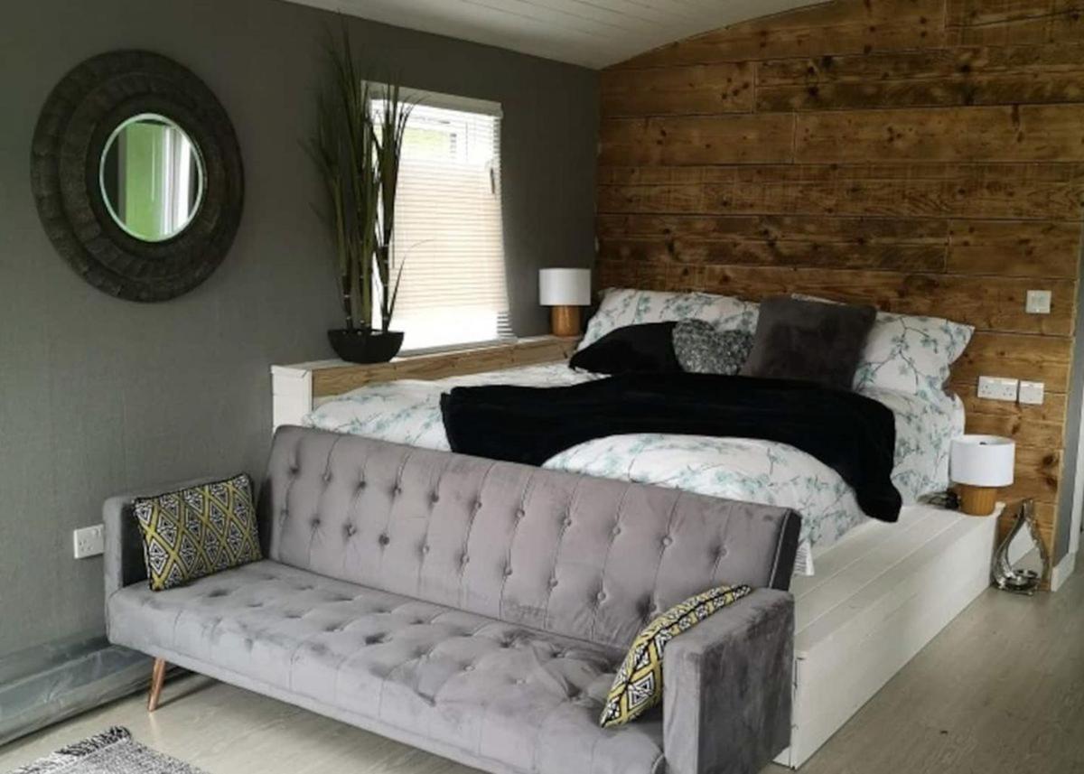 Riverview Lodges And Glamping Welshpool Ngoại thất bức ảnh